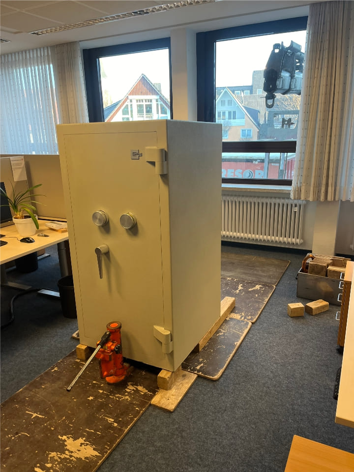 Fenstertransport Geldschrank - Butzki & Steffen Schwerlasthandling - tresorschubser.de