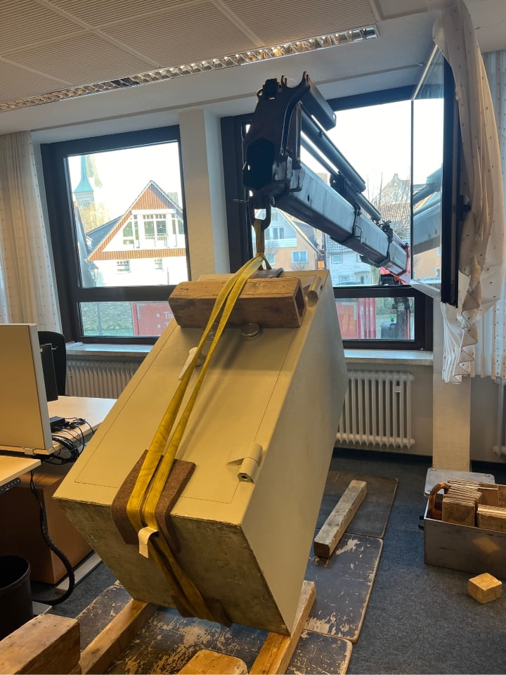 Fenstertransport Geldschrank - Butzki & Steffen Schwerlasthandling - tresorschubser.de