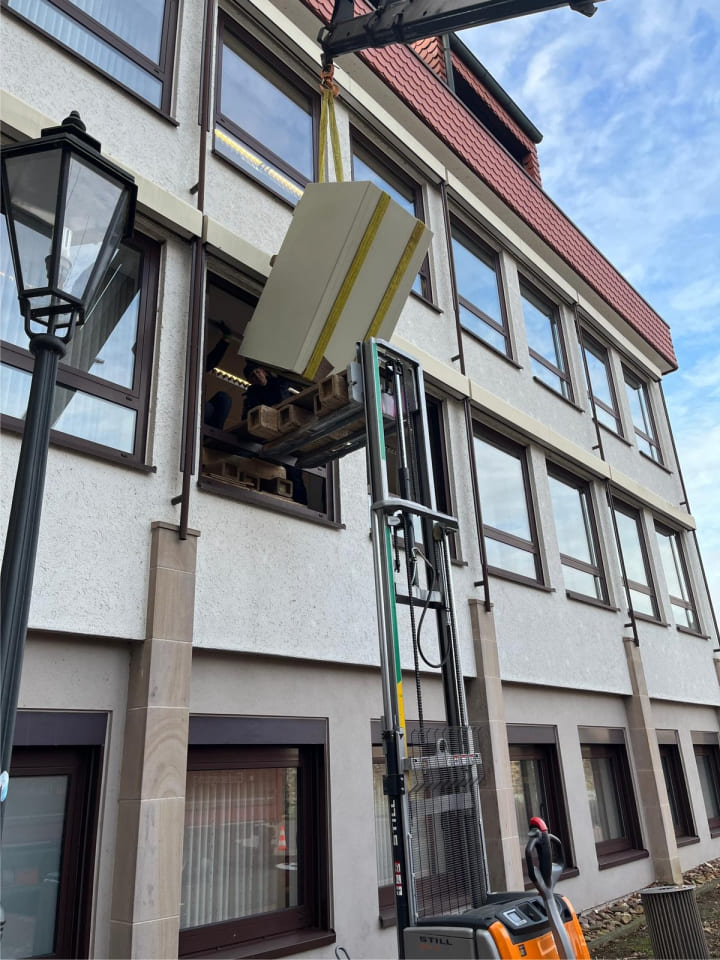 Fenstertransport Geldschrank - Butzki & Steffen Schwerlasthandling - tresorschubser.de
