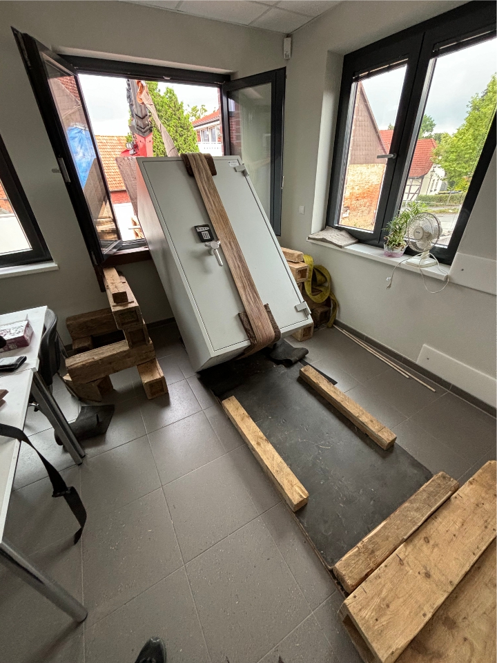 Tresorschubser - Butzki & Steffen Schwerlasthandling - Fenstertransport rein