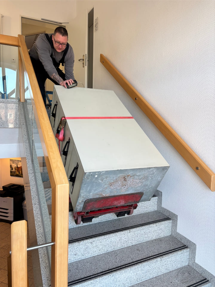 Transport Datenschrank - Butzki & Steffen Schwerlasthandling - tresorschubser.de
